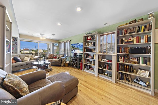 214 W 4TH ST, Ship Bottom, NJ 08008