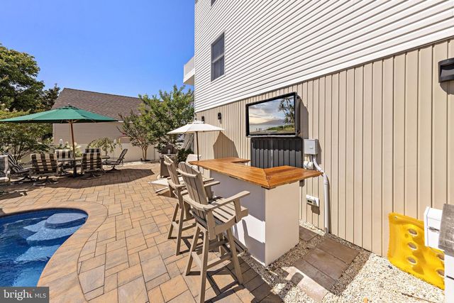 214 W 4TH ST, Ship Bottom, NJ 08008