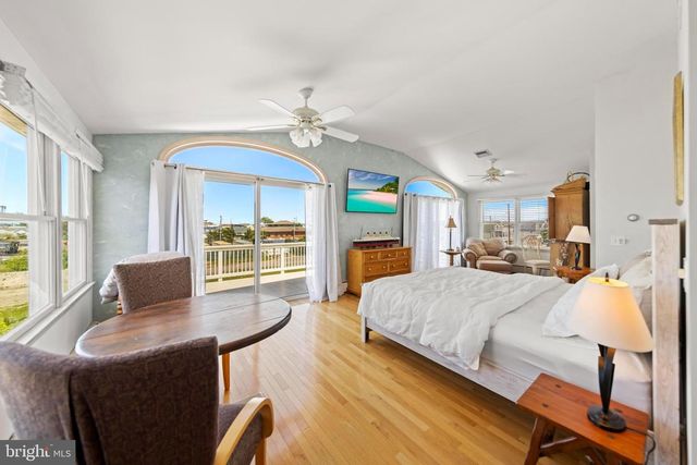 214 W 4TH ST, Ship Bottom, NJ 08008