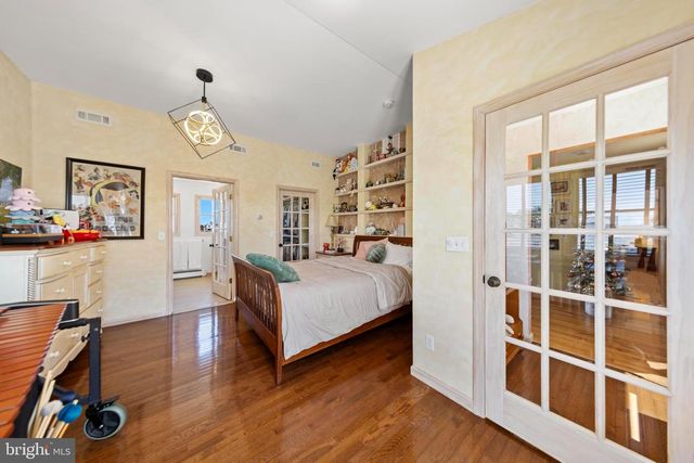 214 W 4TH ST, Ship Bottom, NJ 08008