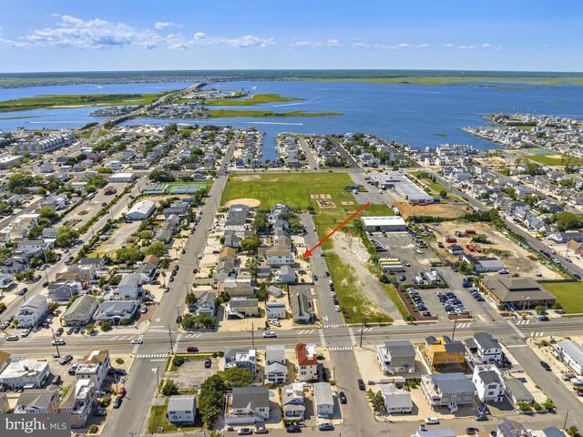 214 W 4TH ST, Ship Bottom, NJ 08008