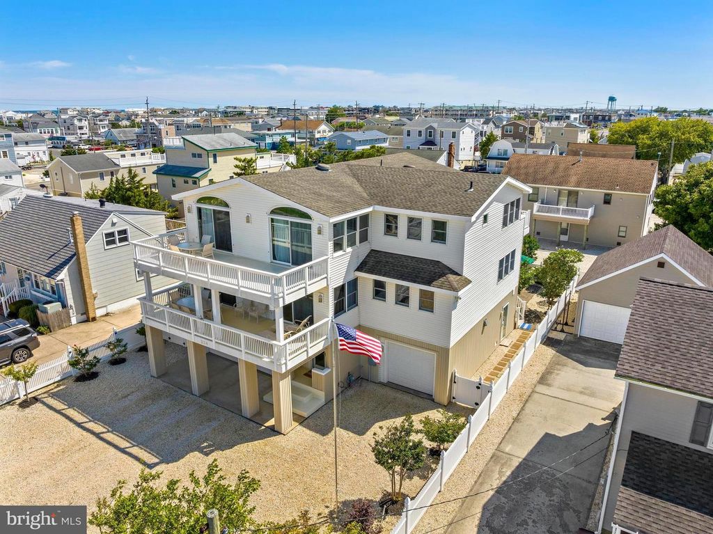214 W 4TH ST, Ship Bottom, NJ 08008