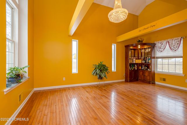 137 Kentucky Way, Freehold, NJ 07728