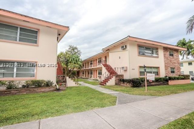 1250 S Alhambra Cir 18, Coral Gables, FL 33146