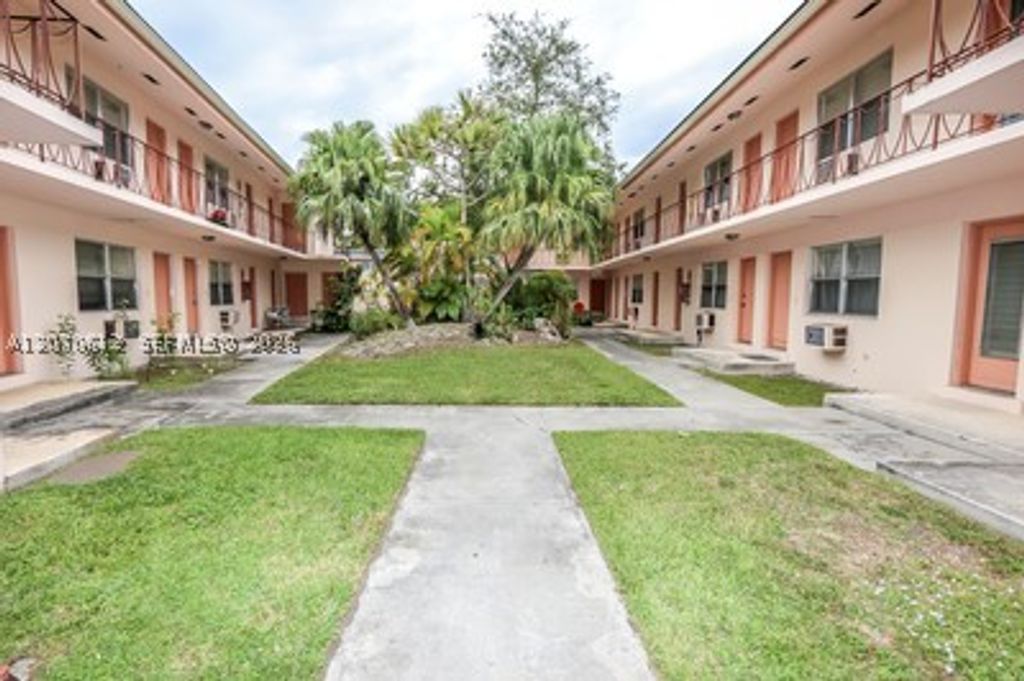 1250 S Alhambra Cir 18, Coral Gables, FL 33146