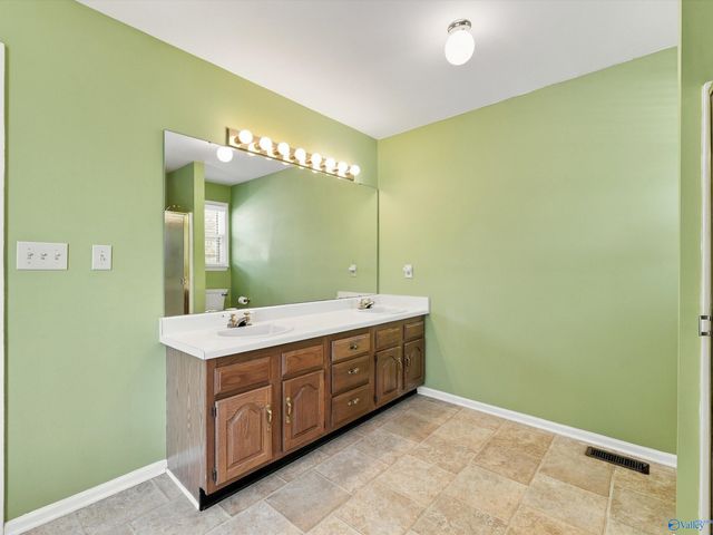1228 Meadow Park Drive SE, Huntsville, AL 35803