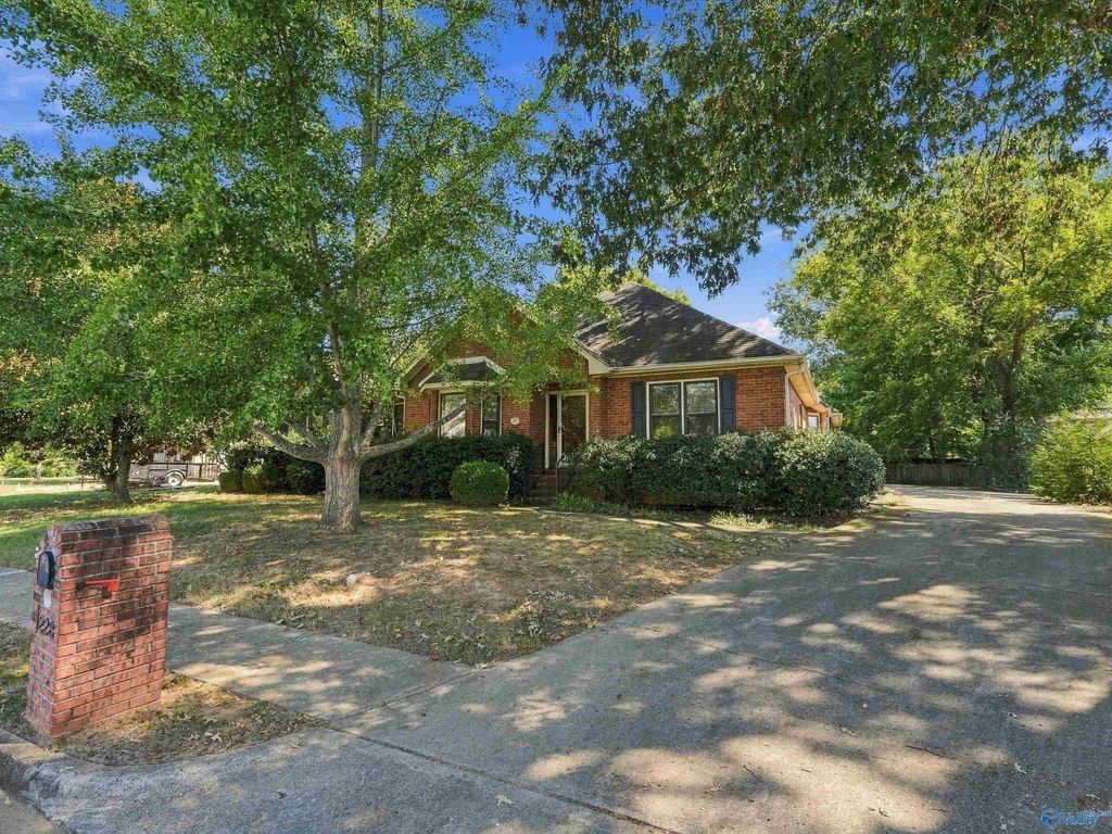 1228 Meadow Park Drive SE, Huntsville, AL 35803