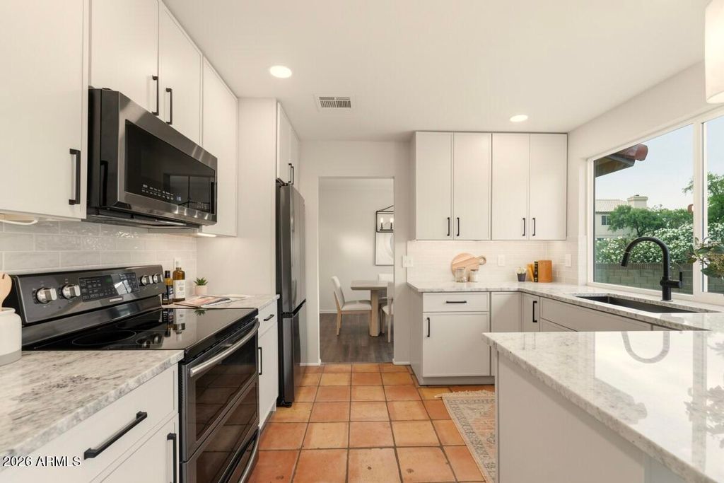 Image 14 of property listing at 1802 E CROCUS Drive, Phoenix, AZ 85022