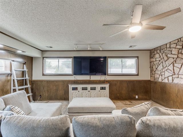 828 Briarlane Road, Del City, OK 73115