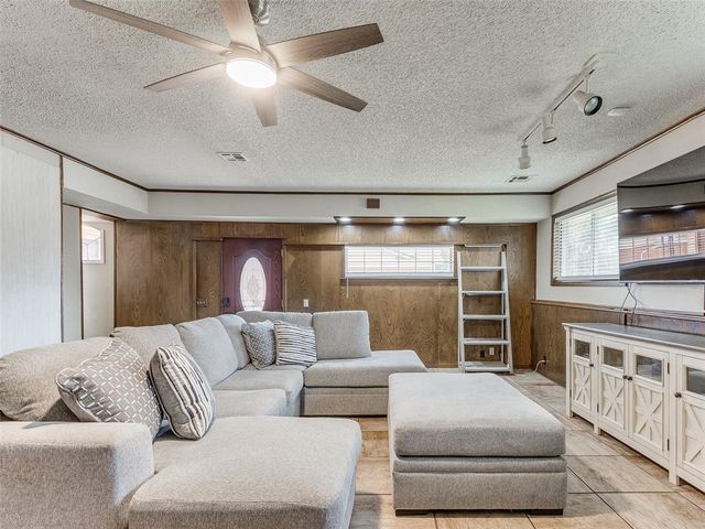 828 Briarlane Road, Del City, OK 73115