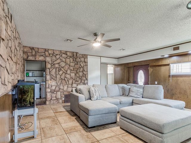 828 Briarlane Road, Del City, OK 73115