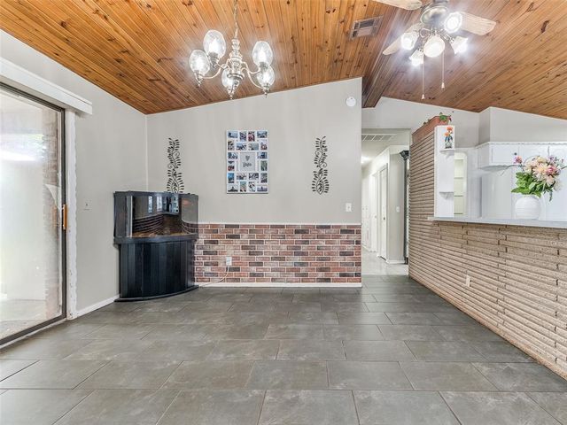 828 Briarlane Road, Del City, OK 73115