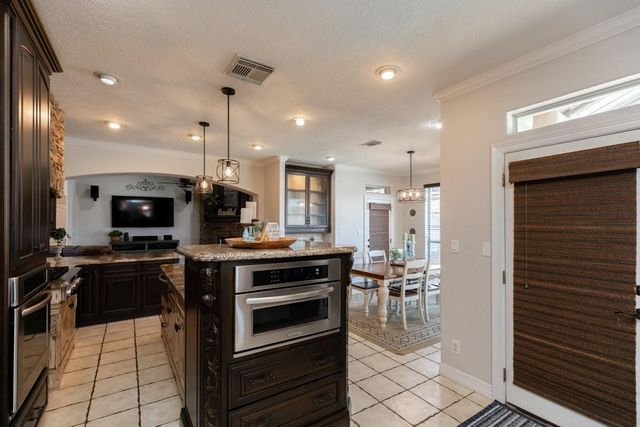 665 Winchester Drive, Bridge City, TX 77611