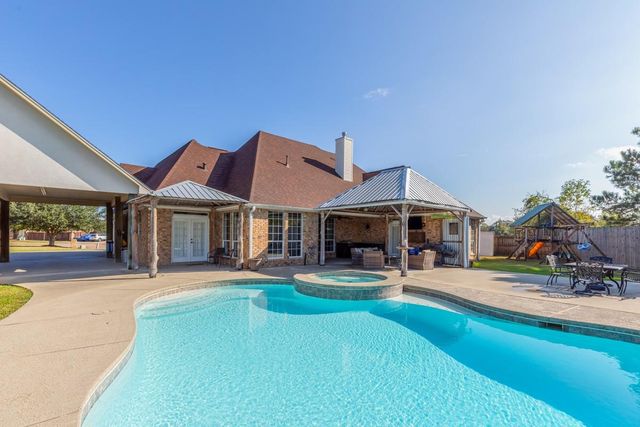 665 Winchester Drive, Bridge City, TX 77611