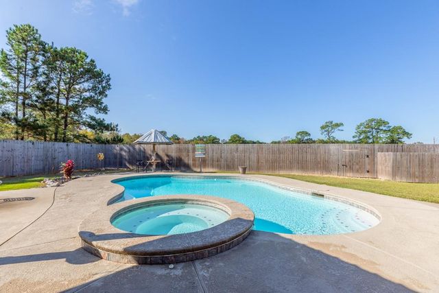 665 Winchester Drive, Bridge City, TX 77611