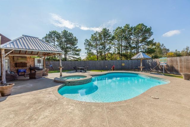 665 Winchester Drive, Bridge City, TX 77611