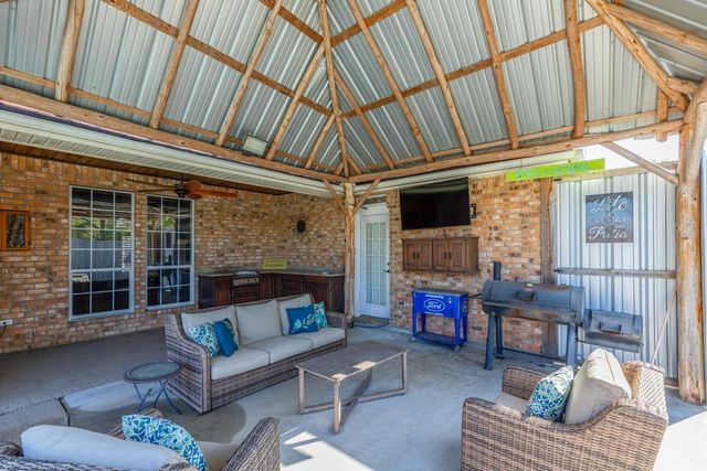 665 Winchester Drive, Bridge City, TX 77611