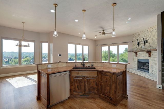 6388 S Weatherwood Trail, Springfield, MO 65810
