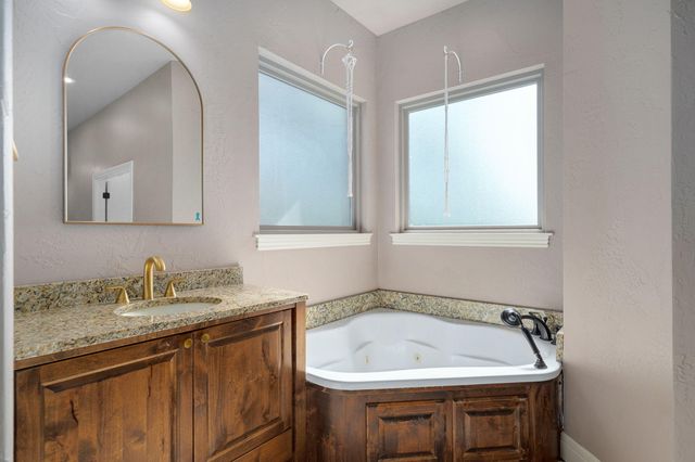 6388 S Weatherwood Trail, Springfield, MO 65810