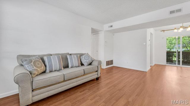 9188 Wrenwood Lane, Brentwood, MO 63144