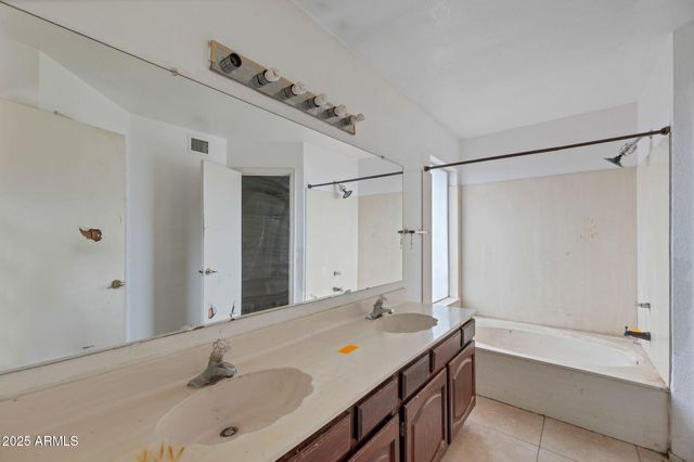 4216 E AMBERWOOD Drive, Phoenix, AZ 85048