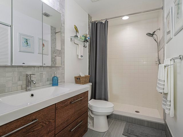 675 W Lake Jasmine Circle 206, Vero Beach, FL 32962