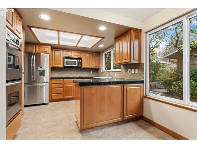 18 WHEATHERSTONE, Lake Oswego, OR 97035