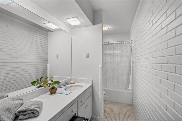 4114 VILLAGE RD, Memphis, TN 38117