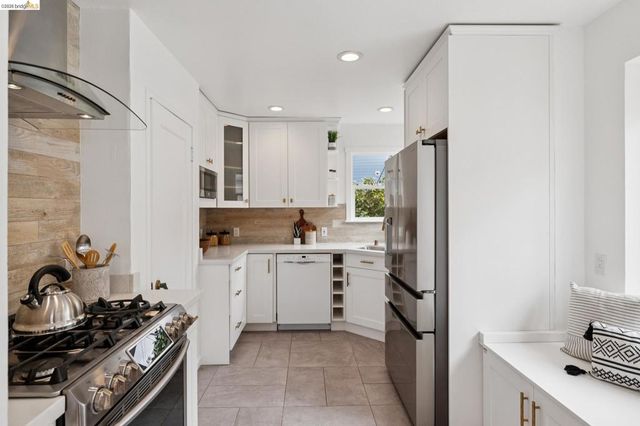 3530 Victor Ave, Oakland, CA 94619