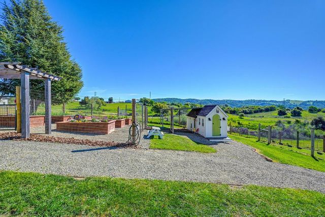 3185 Rattlesnake Rd, Newcastle, CA 95658