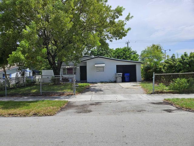 2740 NW 2ND Street, Pompano Beach, FL 33069
