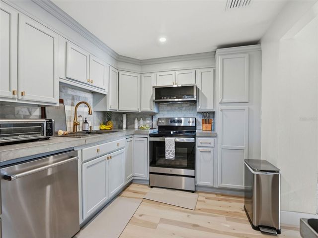 2607 W WYOMING AVENUE, Tampa, FL 33611