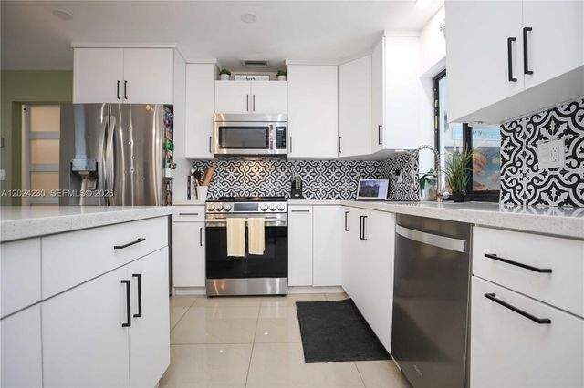 9330 NW 43rd St, Sunrise, FL 33351