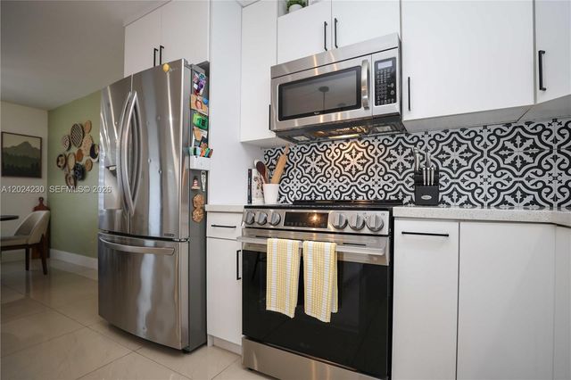 9330 NW 43rd St, Sunrise, FL 33351