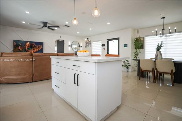 9330 NW 43rd St, Sunrise, FL 33351