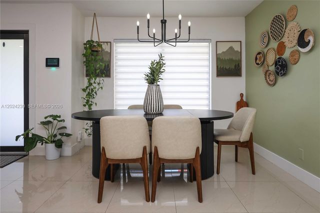 9330 NW 43rd St, Sunrise, FL 33351