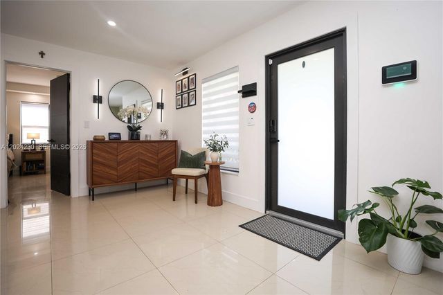 9330 NW 43rd St, Sunrise, FL 33351