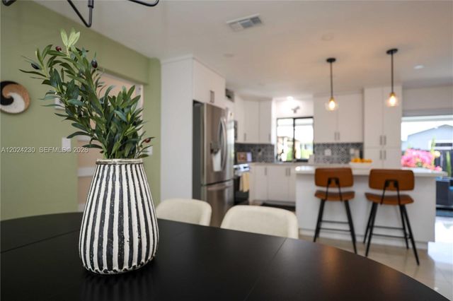 9330 NW 43rd St, Sunrise, FL 33351