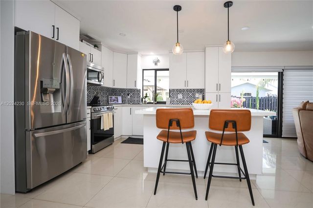 9330 NW 43rd St, Sunrise, FL 33351