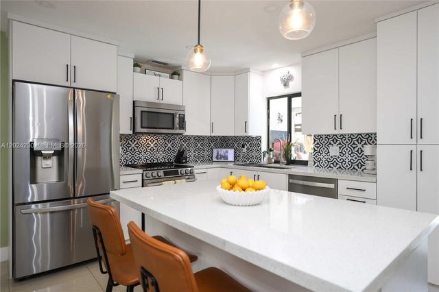9330 NW 43rd St, Sunrise, FL 33351