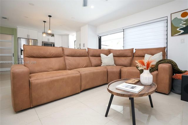 9330 NW 43rd St, Sunrise, FL 33351