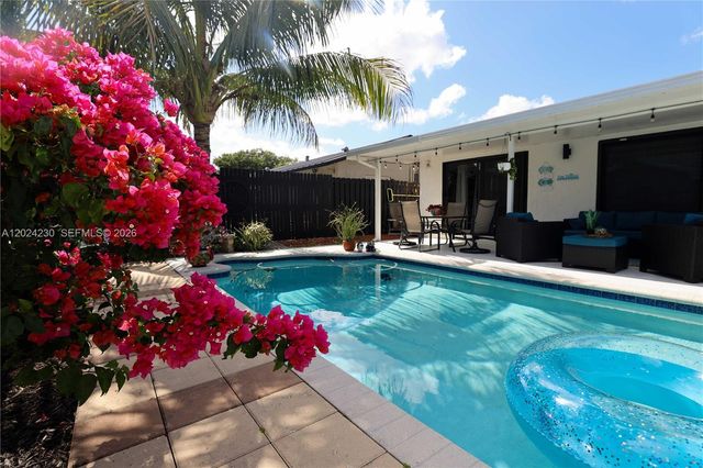 9330 NW 43rd St, Sunrise, FL 33351