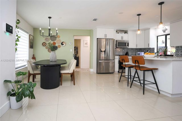 9330 NW 43rd St, Sunrise, FL 33351