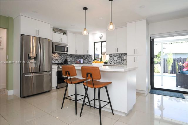 9330 NW 43rd St, Sunrise, FL 33351