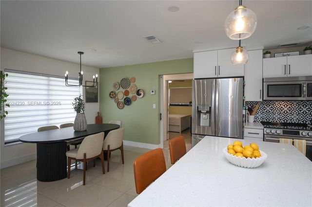 9330 NW 43rd St, Sunrise, FL 33351