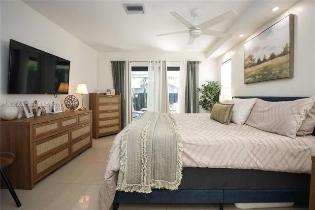 9330 NW 43rd St, Sunrise, FL 33351