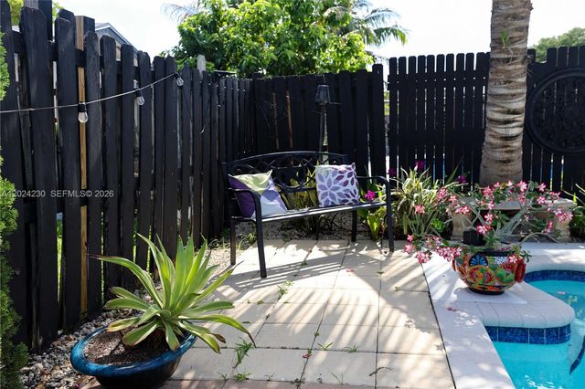 9330 NW 43rd St, Sunrise, FL 33351