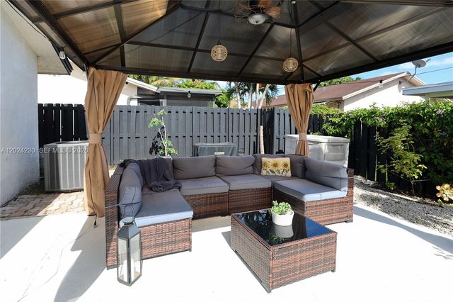 9330 NW 43rd St, Sunrise, FL 33351