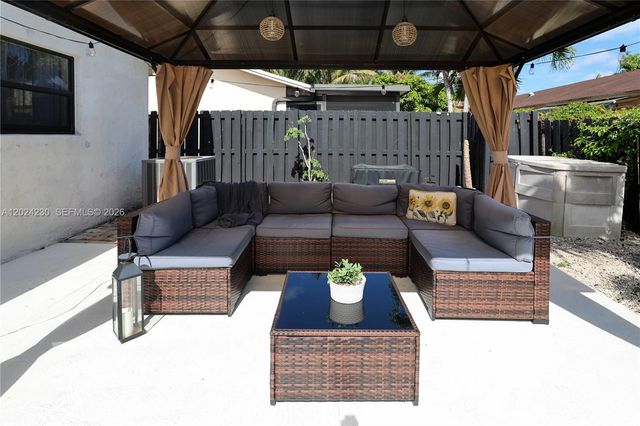 9330 NW 43rd St, Sunrise, FL 33351