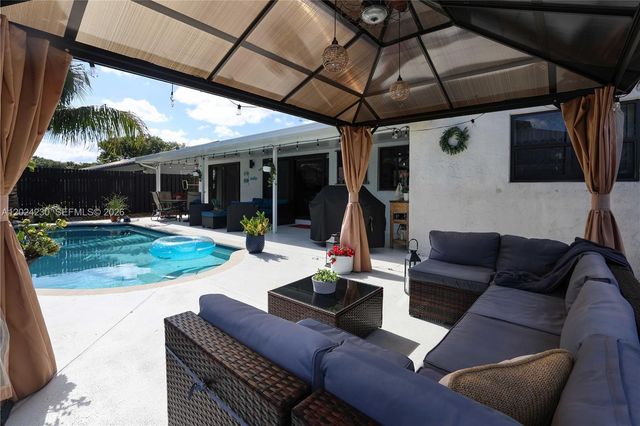 9330 NW 43rd St, Sunrise, FL 33351